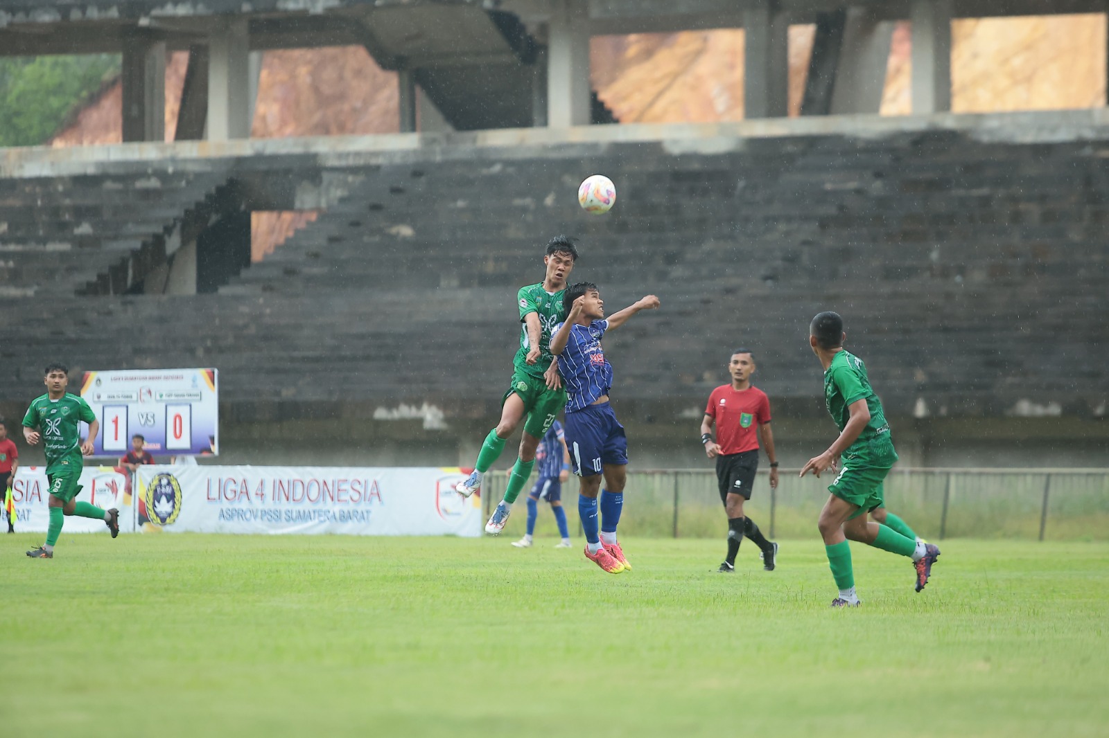 Chaerul Amin (hijau/PSPP) harus mengakui keunggulan Miftahul Farid (biru/Josal FC) pada leg 1 Final Liga 4 Asprov PSSI Sumbar (foto: M. Imam Satria)